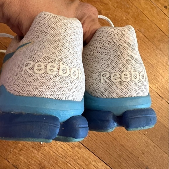 REEBOK custom-designed low sneaker, barely worn, size 8. - Picture 5 of 10